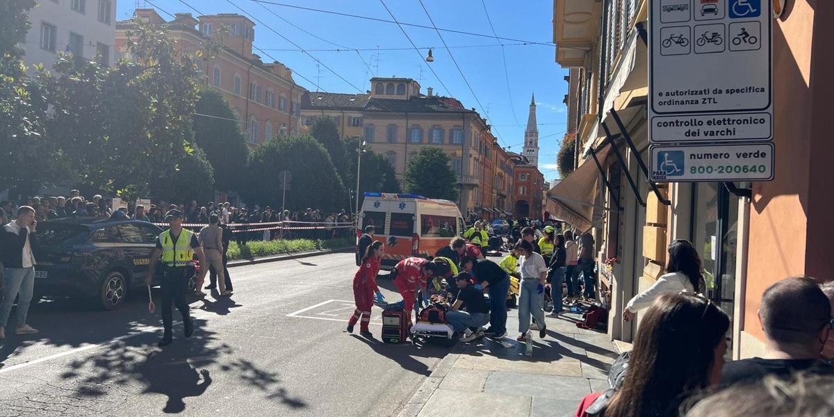 Un'auto falcia una decina di pedoni a Modena, ci sono feriti