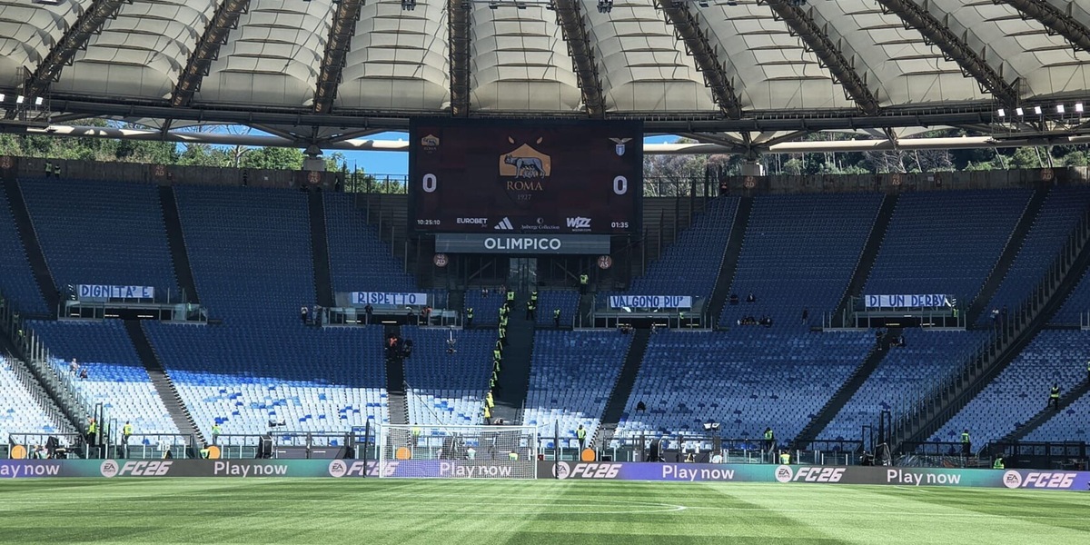 Lazio, lo striscione dei tifosi prima del derby: "Dignità e rispetto..."