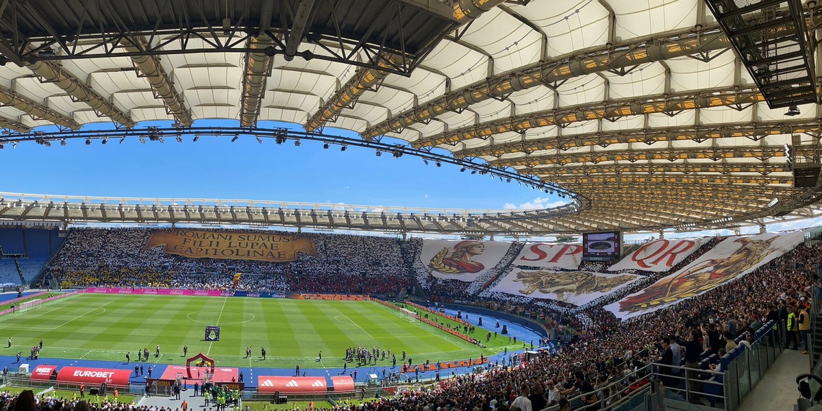 La coreografia della Curva Sud per il derby è da applausi: tutte le foto