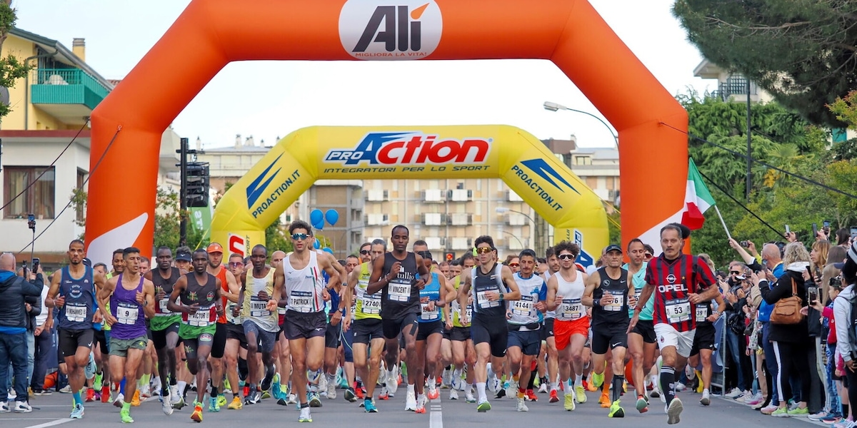 I keniani Kipkurui Mutai e Nyabochoa Nyaboke vincono la mezza maratona ‘al chiaro di luna’ di Jesolo