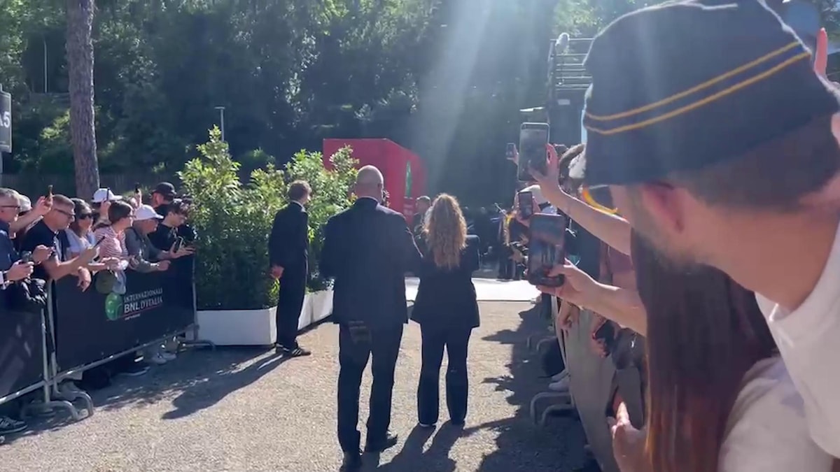 Mattarella accolto dai tifosi agli Internazionali per la finale di Sinner