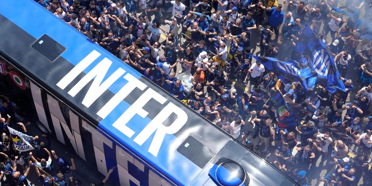 Inter parte la festa, fumogeni e cori dentro e fuori San Siro
