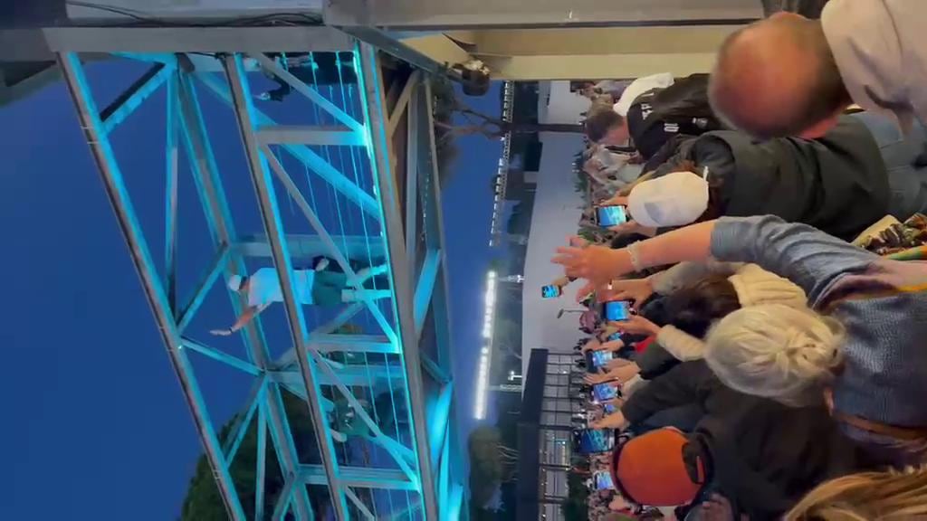 Sinner, festa e selfie con i tifosi sul ponte dopo il trionfo a Roma
