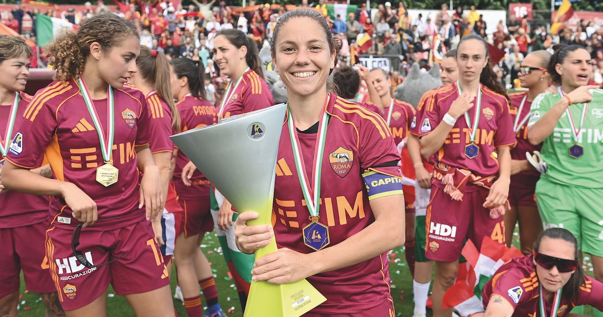 Roma si veste d'oro tra coppa e passerella