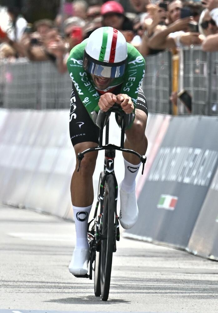 Giro: Ganna vince la 10/a tappa a cronometro