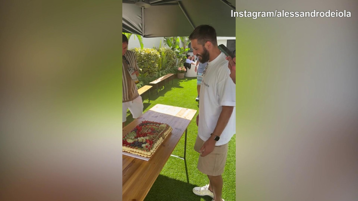 Il Cagliari festeggia la salvezza e l'addio di Pavoletti con una torta