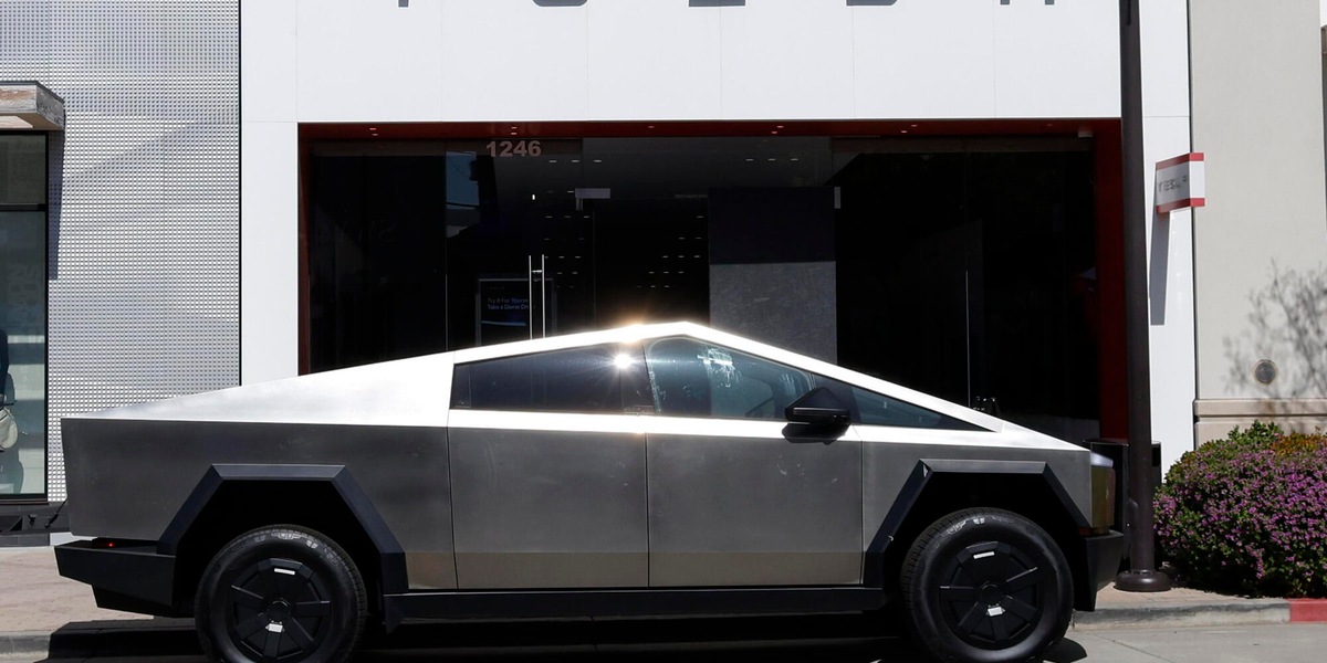SpaceX ha comprato Cybertruck e batterie Megapack da Tesla per 640 milioni