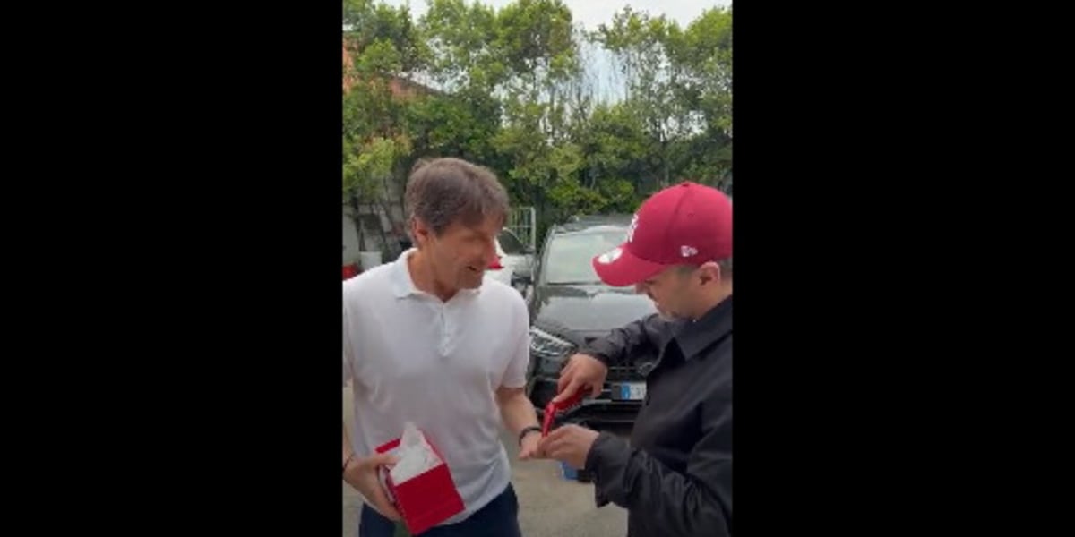 Napoli, Conte incontra il maestro Genny Di Virgilio: il corno portafortuna e la frase dell'allenatore