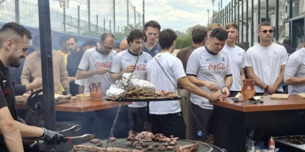 Conte e la braciata a Castel Volturno offerta alla squadra: tutte le foto