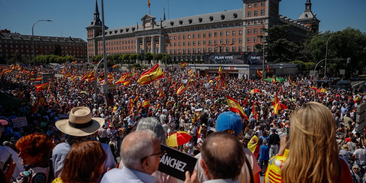 In migliaia sfilano a Madrid chiedendo le dimissioni di Sanchez