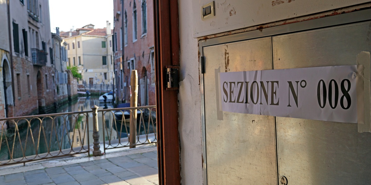 Alle 12 affluenza al voto per le amministrative poco sotto il 15%