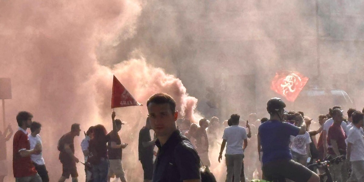 Derby Torino: squadre ancora negli spogliatoi, ultrà minacciano invasione di campo