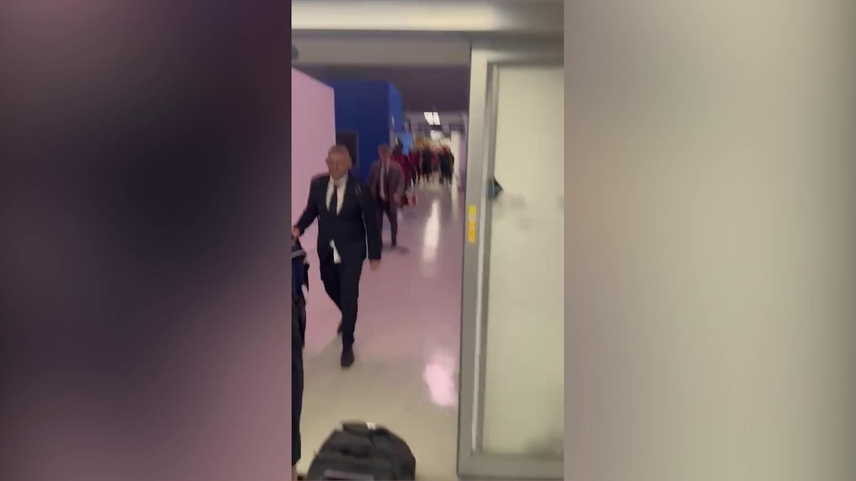Roma, il ritorno a casa è un delirio: a Fiumicino oltre 500 tifosi