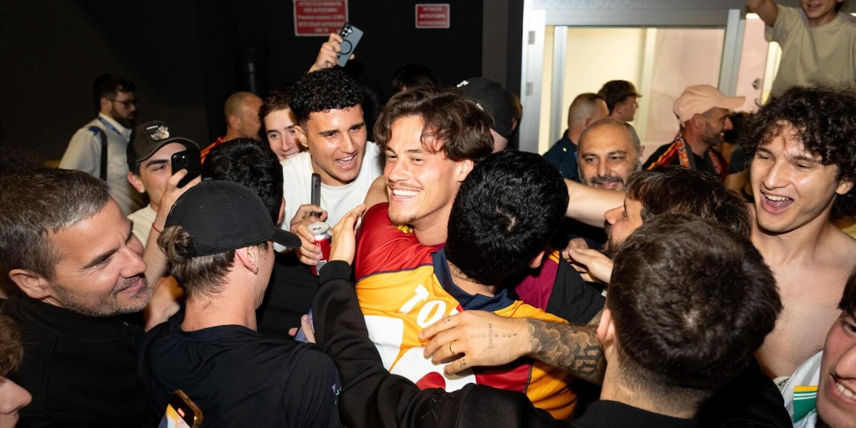 Delirio Roma a Fiumicino: oltre 300 tifosi aspettano alle 2 Gasperini e i giocatori