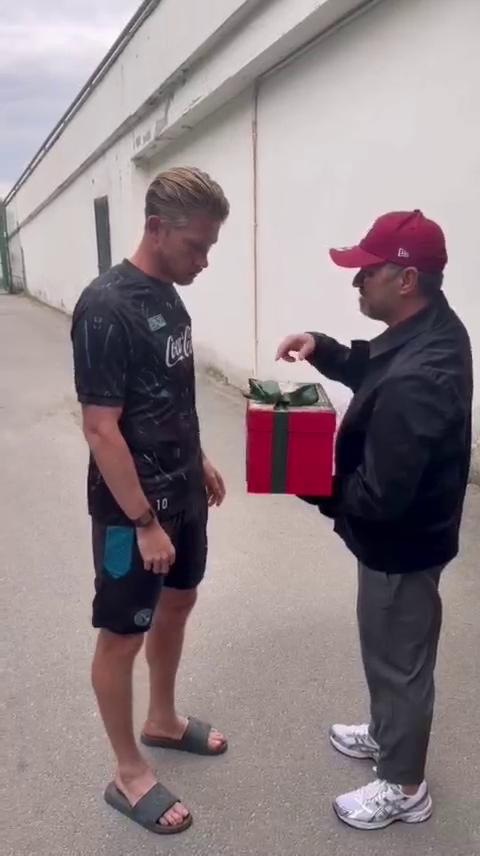 L'omaggio speciale del maestro Genny Di Virgilio per De Bruyne, McTominay, Hojlund e Oriali