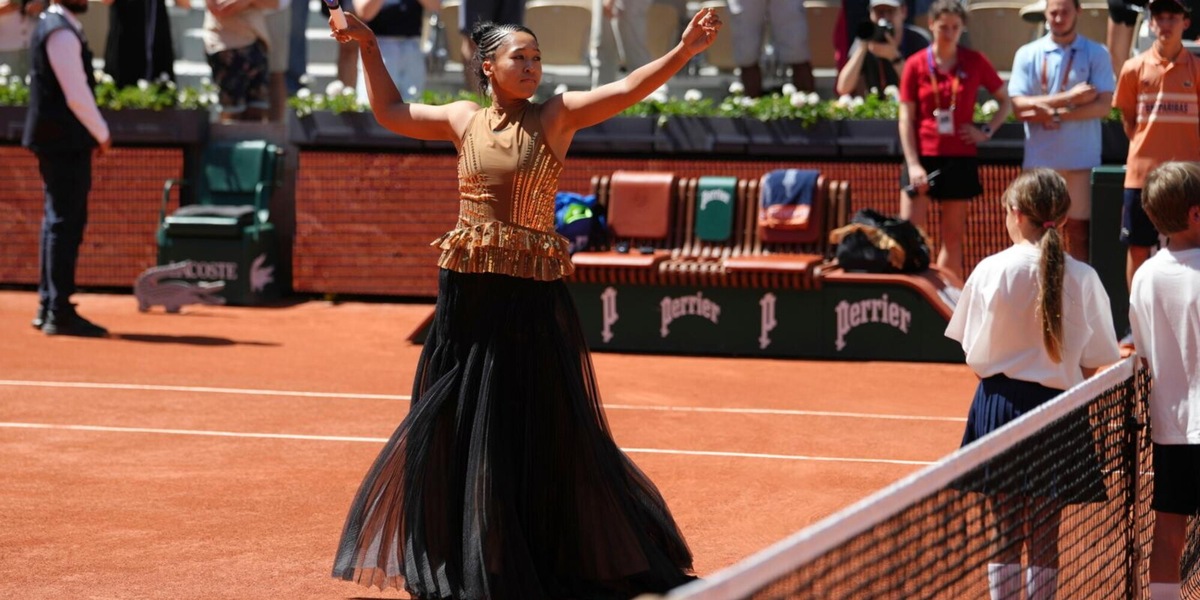 Naomi Osaka torna a stupire con il suo look: scende in campo con un abito da sera nero!