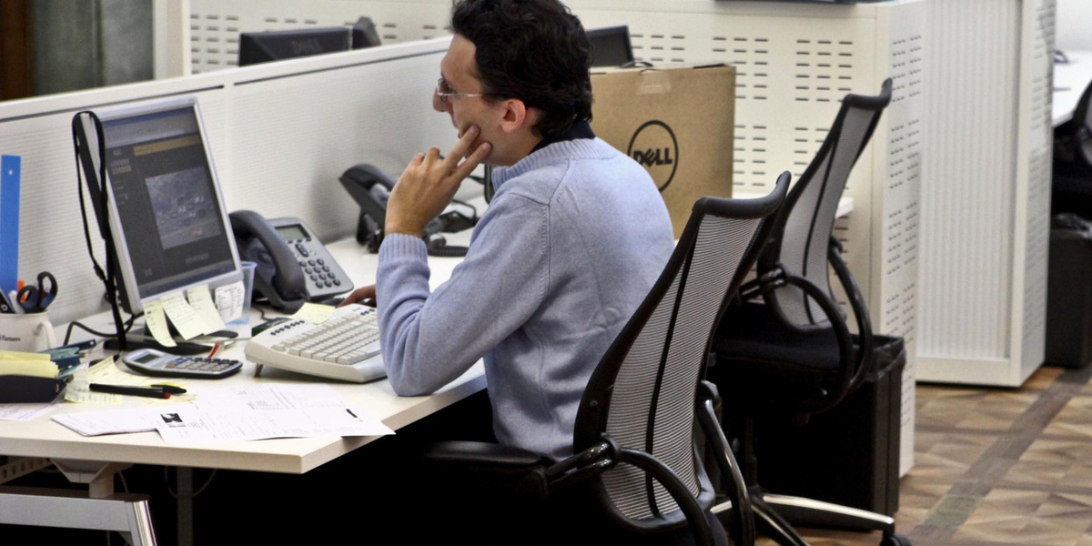 Borsa: Milano chiude debole (-0,64%), pesano Saipem, Tenaris ed Eni