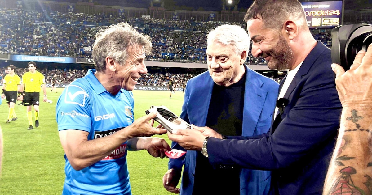 Gianfranco Zola premiato a Napoli durante “La notte dei leoni”