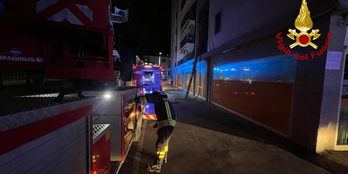 Si incendia ascensore esterno di un palazzo, 18 intossicati a Milano