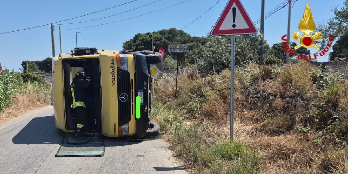 Scontro tra scuolabus e auto, feriti otto bambini