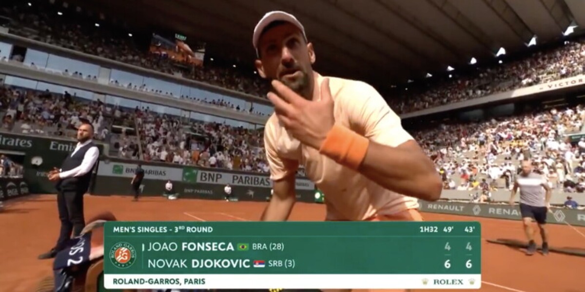 Il cameraman si avvicina troppo, Djokovic si infuria e reagisce così a Parigi