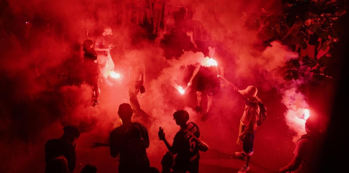 Guerriglia a Parigi dopo la vittoria del Psg in Champions: c'è un morto nel bilancio drammatico degli scontri