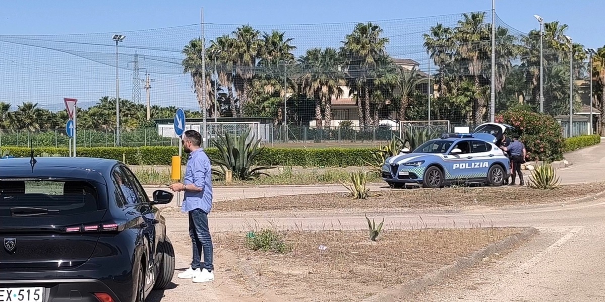 Fuggono a posto di blocco e si schiantano, muore 16enne