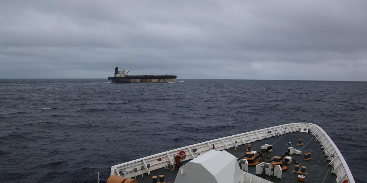 Macron, Francia e partner hanno intercettato una petroliera russa nell'Atlantico