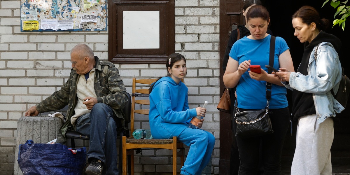 Kiev, 17 finora le vittime dei raid russi, si scava tra le macerie