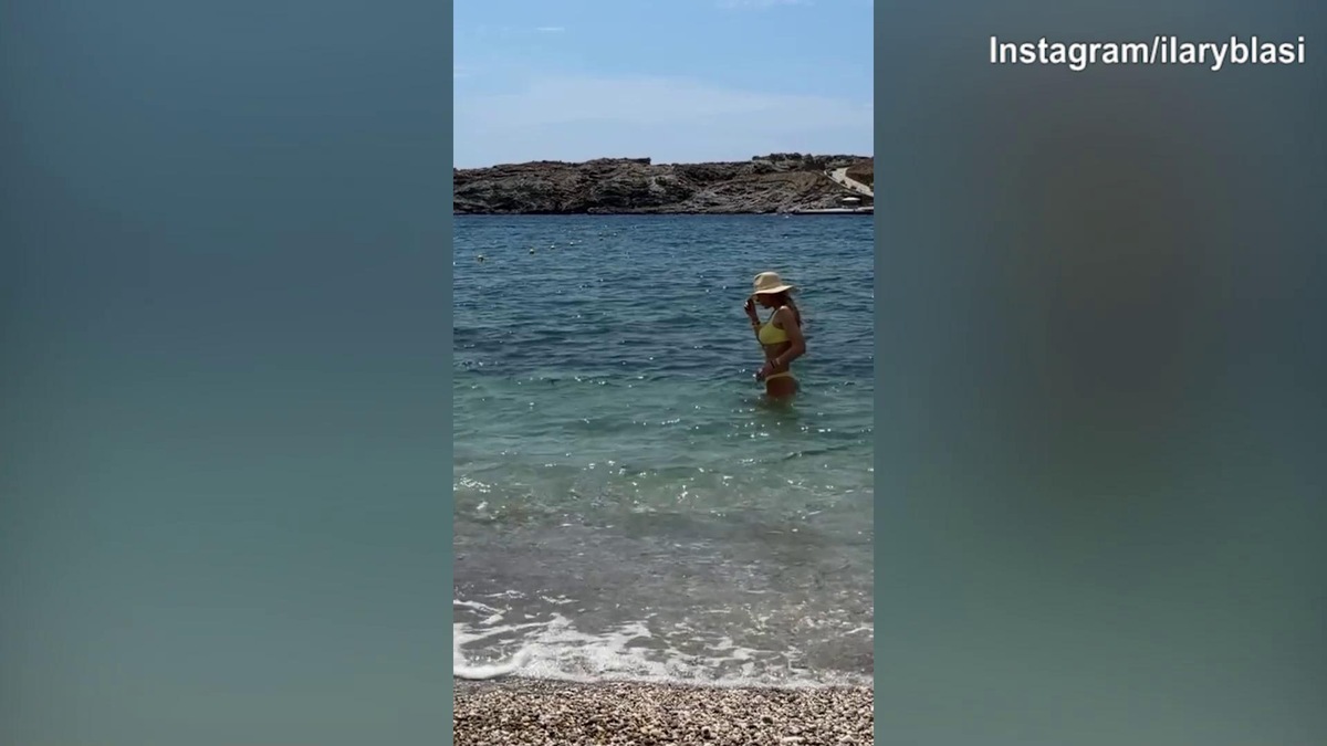 Ilary Blasi immersa nel mare della Grecia