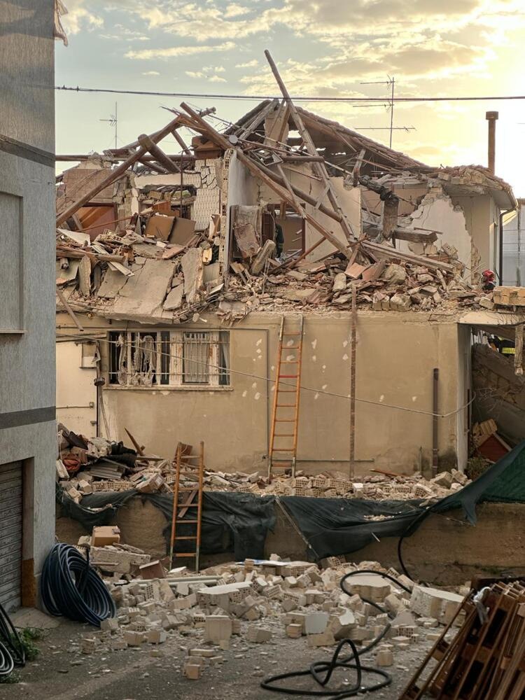 Una palazzina crolla dopo un'esplosione nel Fermano, un ragazzo estratto vivo