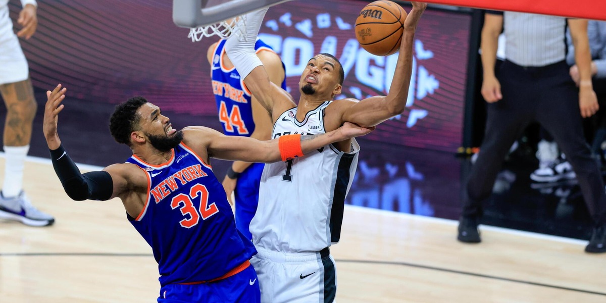 La Knicks-mania di New York travolge il pupazzo Elmo, 'non è un vero tifoso'