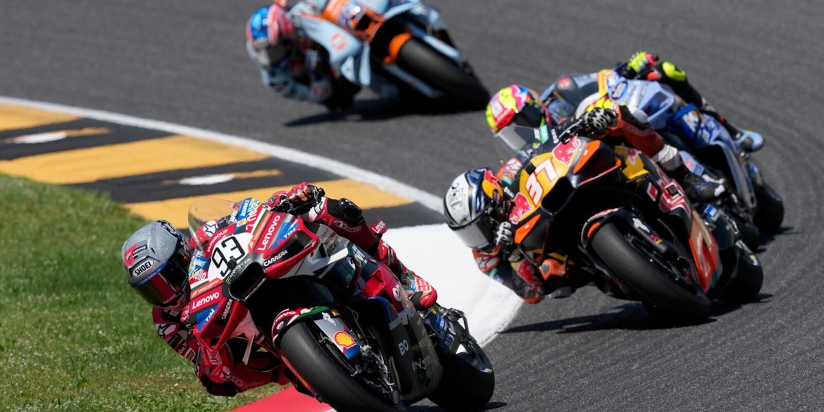 Marc Marquez torna a ruggire e trionfa in Ungheria. Acosta e Bagnaia sul podio, Bezzecchi e Martìn cadono subito