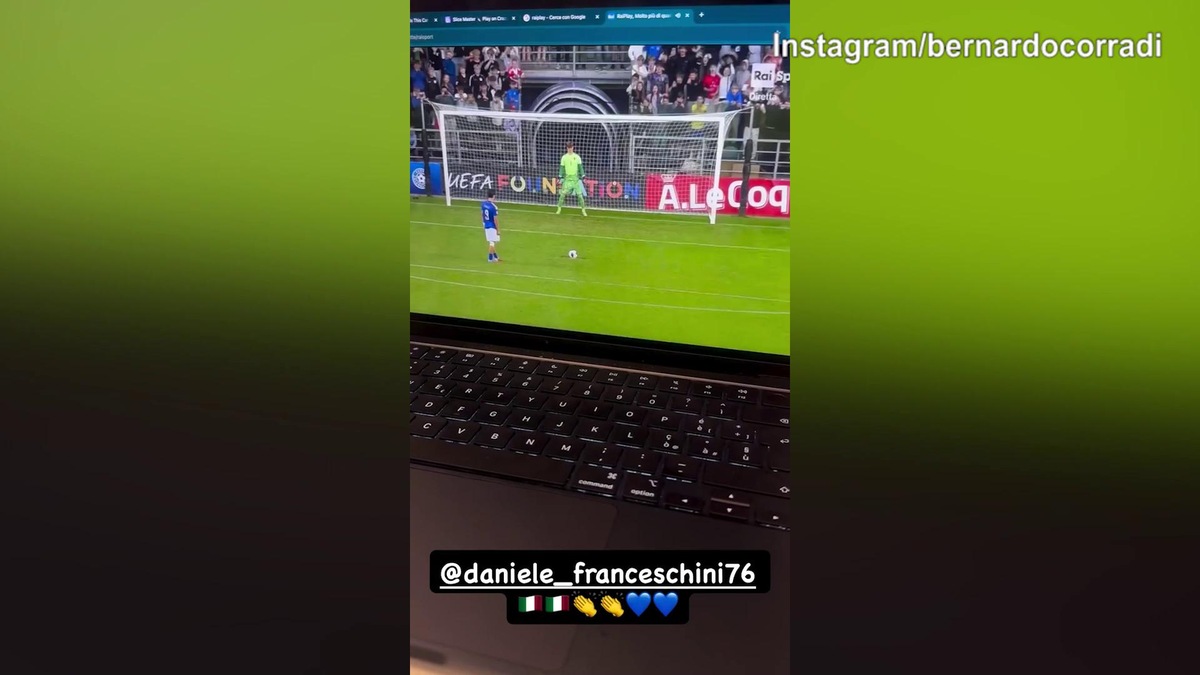 Italia Under 17 Campione d'Europa, Corradi esulta davanti alla tv
