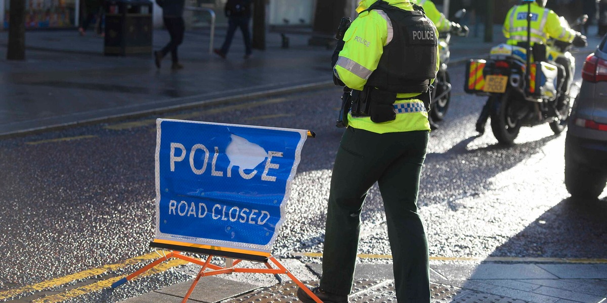 A Belfast veicoli in fiamme e strade bloccate da manifestanti