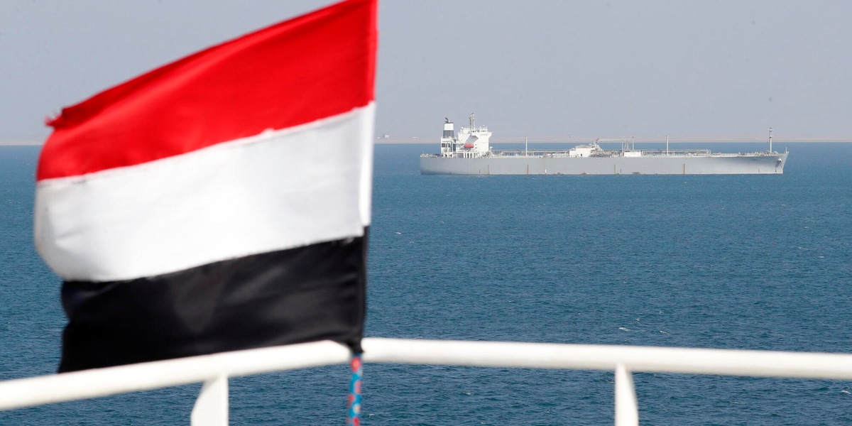 Scontro a fuoco tra nave cargo e piccola imbarcazione al largo della costa yemenita