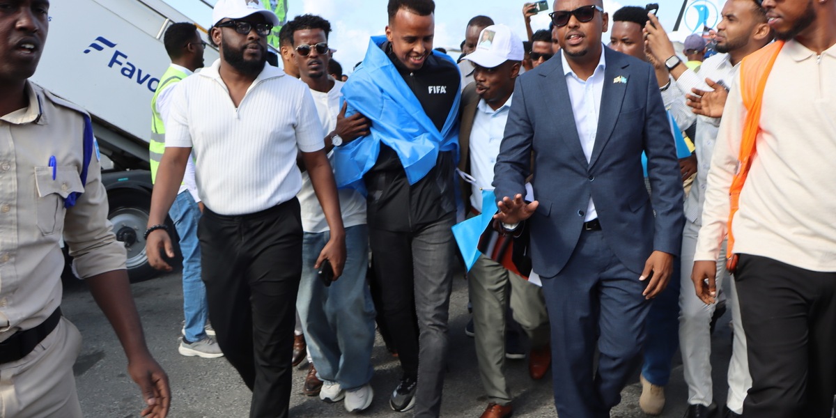 Mondiali: l'arbitro Artan atterra a Mogadiscio, accolto da eroe