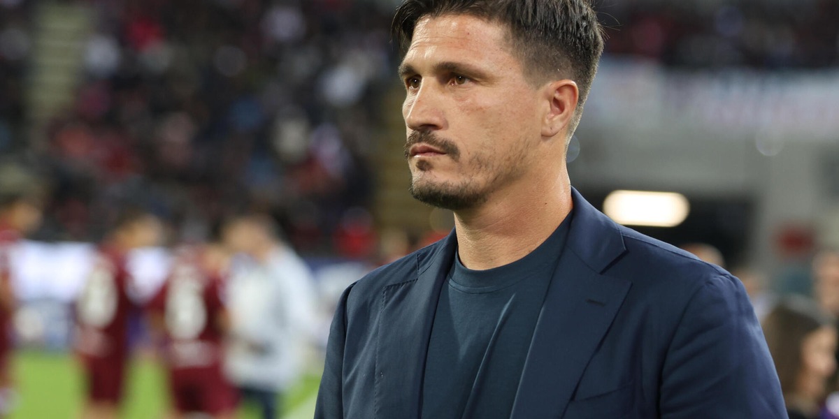 L'allenatore Fabio Pisacane rinnova col Cagliari fino al 2028