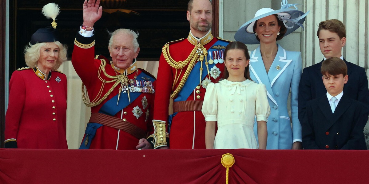 A Londra migliaia in piazza per la parata di compleanno di re Carlo III