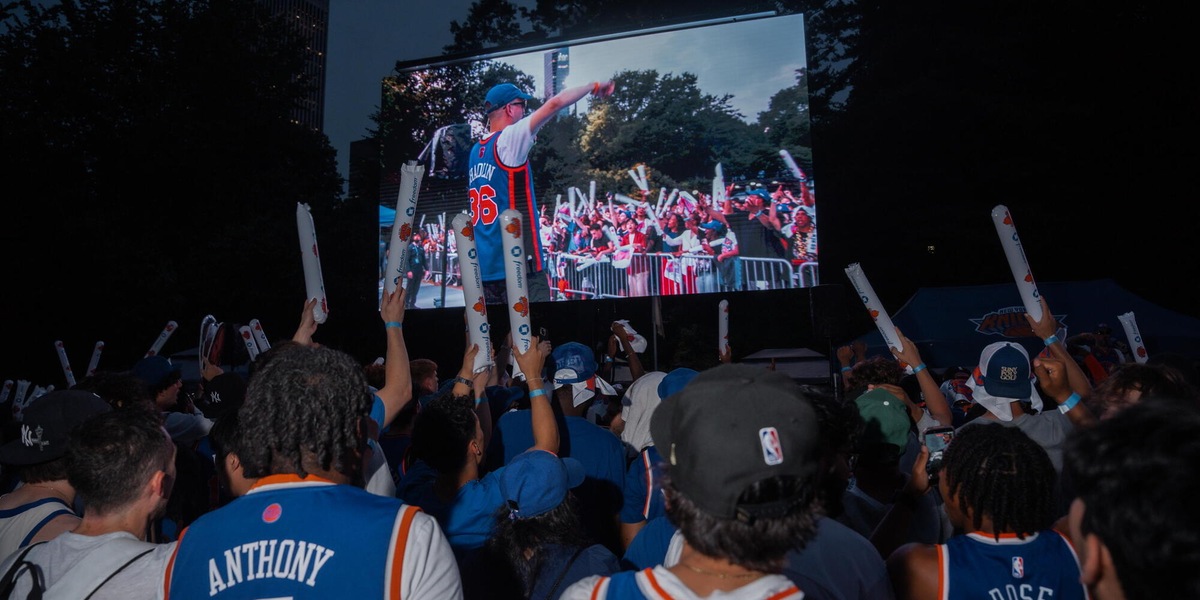 Mondiali: i colori del Brasile invadono New York, ma a ruba sono le t-shirt dei Knicks