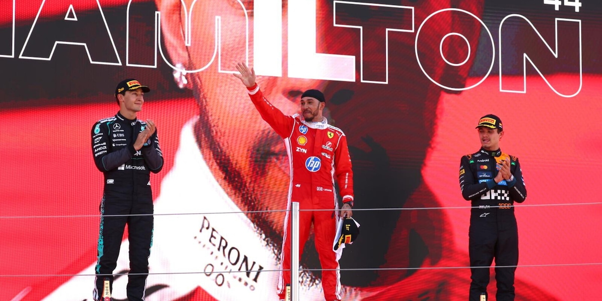 Le lacrime, l'urlo di gioia e le parole in italiano di Lewis Hamilton: la prima vittoria con la Ferrari è indimenticabile
