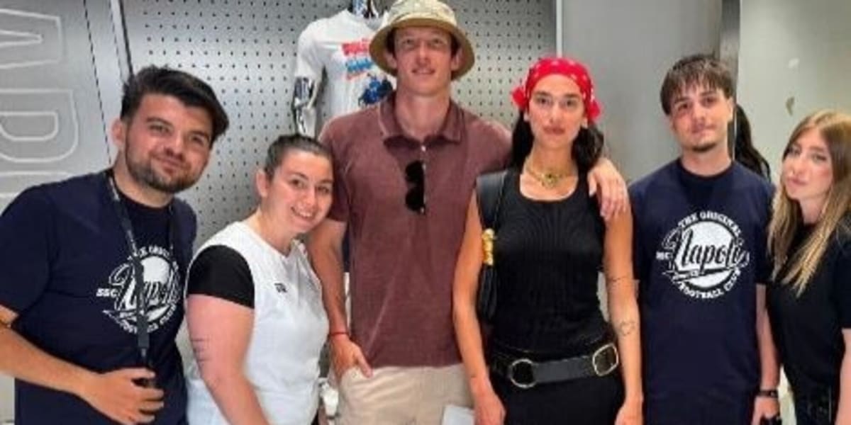 Dua Lipa e Callum Turner a Napoli: shopping nello store del club per i neosposi