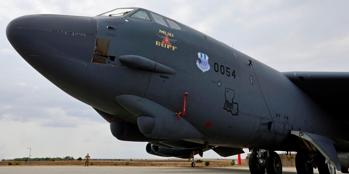 'B-52 precipitato poco dopo il decollo alla base di Edwards, in California'