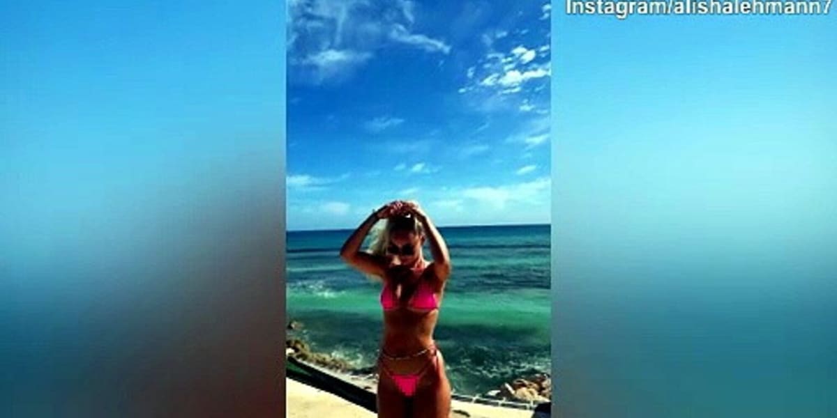 Alisha Lehmann, palleggi in spiaggia: il video incanta il web