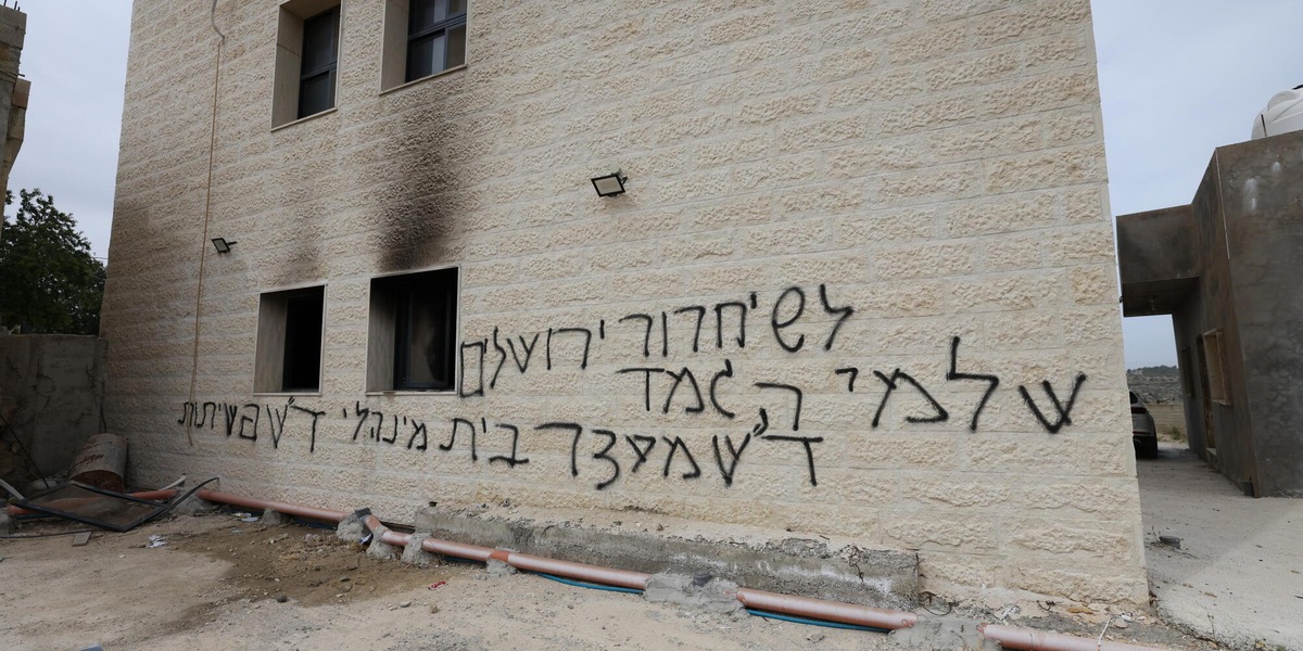 Media, coloni israeliani danno fuoco a due moschee a nord di Ramallah