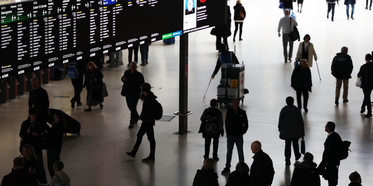Scontro tra due treni a nord di Londra, in azione i soccorsi