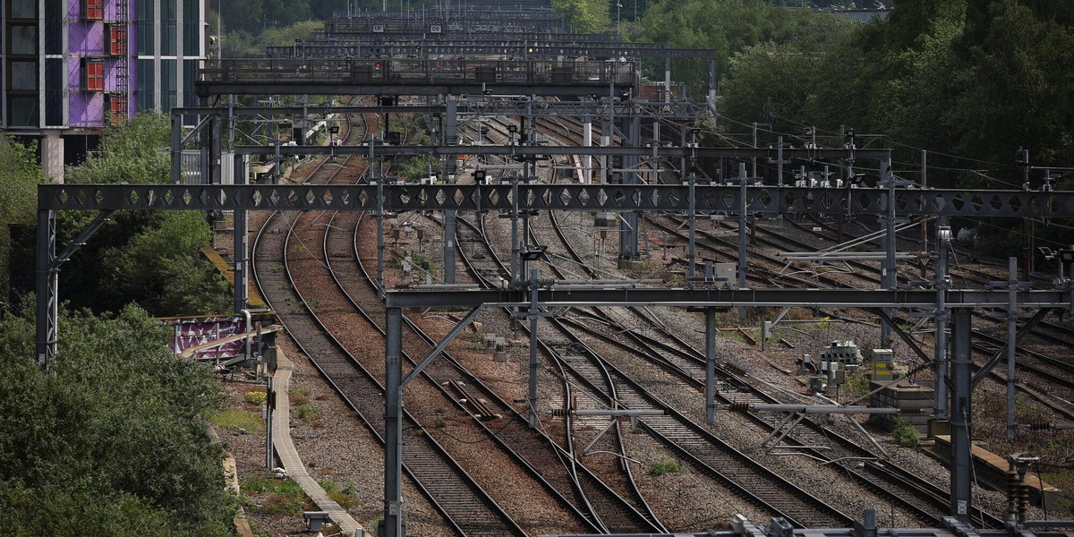 Scontro tra due treni a nord di Londra, 'morto un macchinista'
