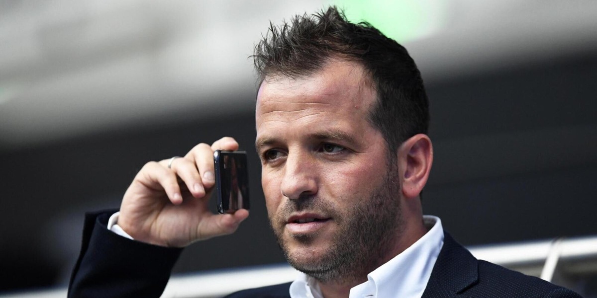 "I giapponesi sono tutti uguali": bufera sulla frase di Van der Vaart. L'olandese si scusa