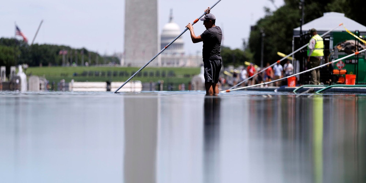 Trump difende i lavori alla vasca del Lincoln Memorial