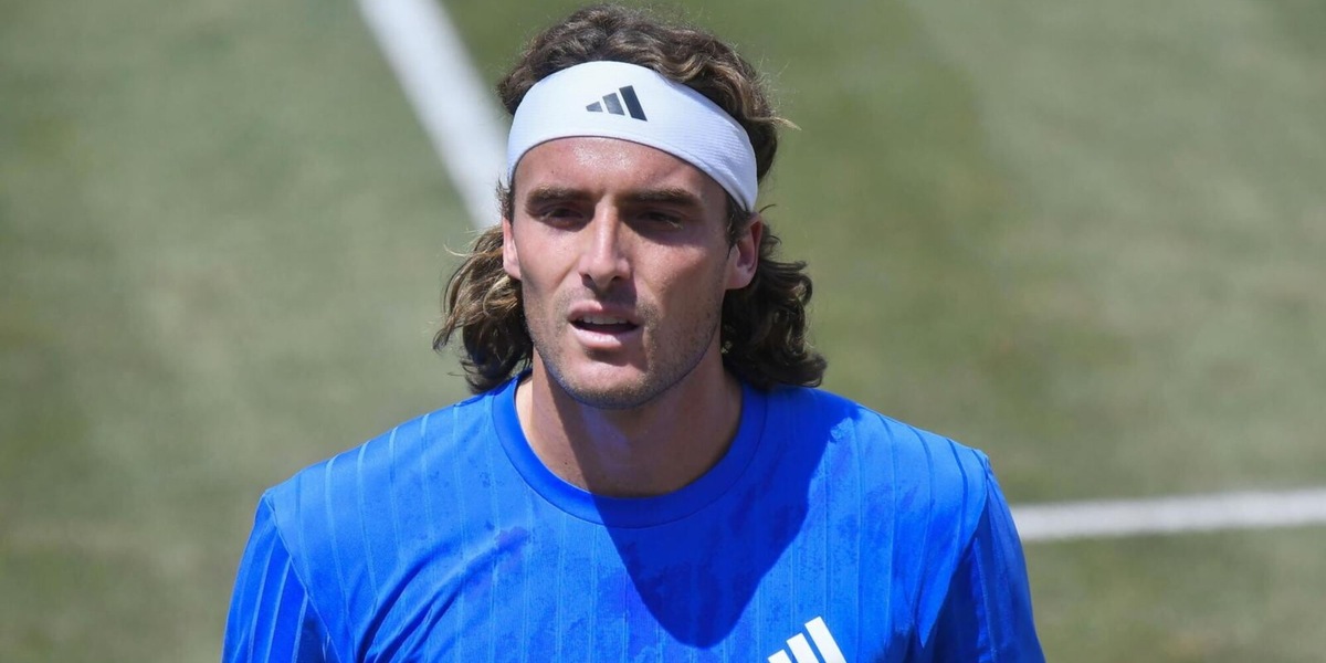 Tsitsipas senza freni, interrompe lo scambio e protesta con l'arbitro: "Così non si può giocare!"